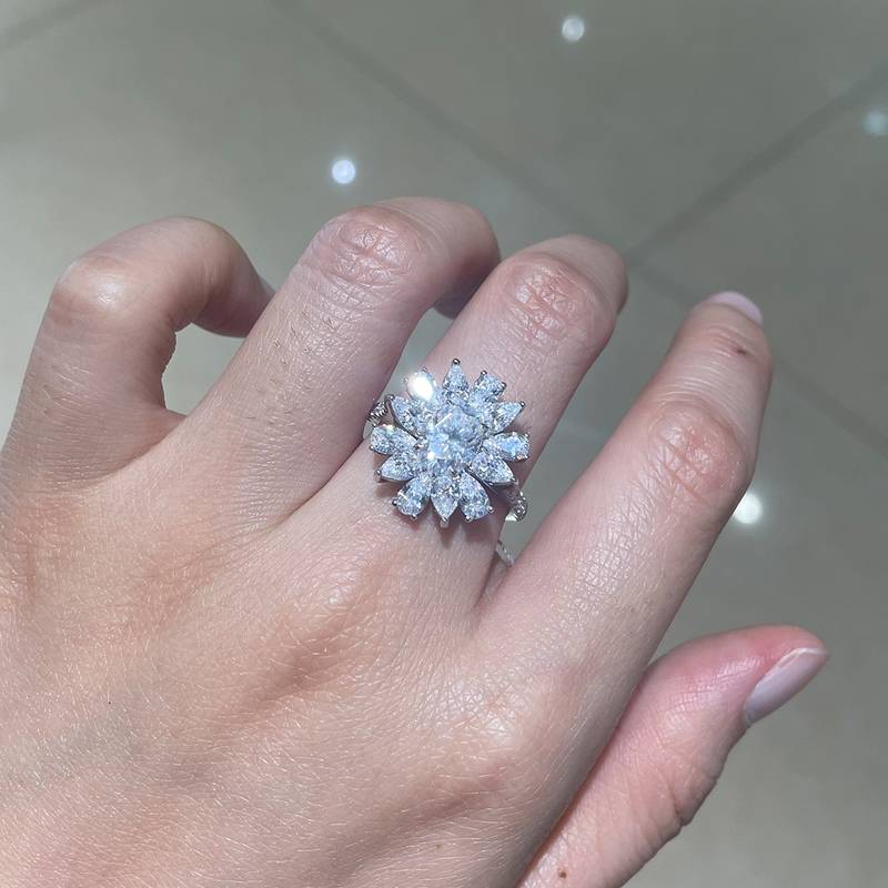 Luxury款梨形小钻围镶蛋形钻Women's RingS925银镀白金定制选款主石Moissanite1.5ct/副石高碳钻